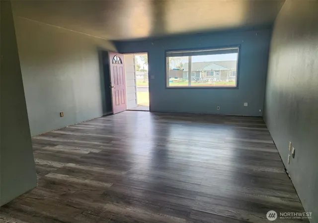 Photo 2 of Single family home for sale at 805 Lindberg Ln, Moses Lake, WA 98837 | MLS# NWM2581945 | Listing updated on 2026-09-28