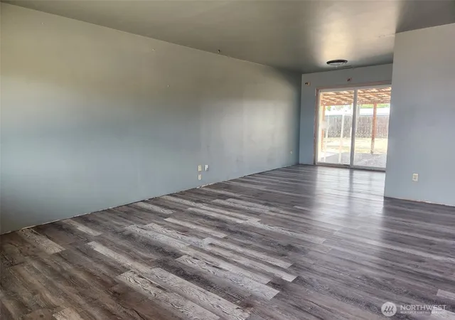 Photo 3 of Single family home for sale at 805 Lindberg Ln, Moses Lake, WA 98837 | MLS# NWM2581945 | Listing updated on 2026-09-28