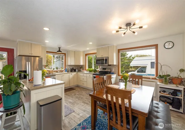 Photo 4 of Single family home for sale at 33018 G Pl, Ocean Park, WA 98640 | MLS# NWM2581974 | Listing updated on 2026-09-29