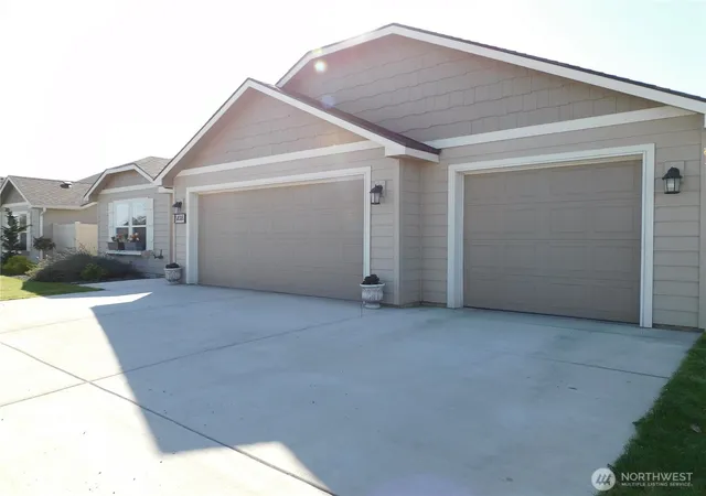 Photo 3 of Single family home for sale at 6108 Whitman Ave, Yakima, WA 98903 | MLS# NWM2582009 | Listing updated on 2026-10-01