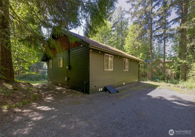 Photo 3 of Single family home for sale at 7537 Cyn View Dr, Deming, WA 98244 | MLS# NWM2582047 | Listing updated on 2026-09-19
