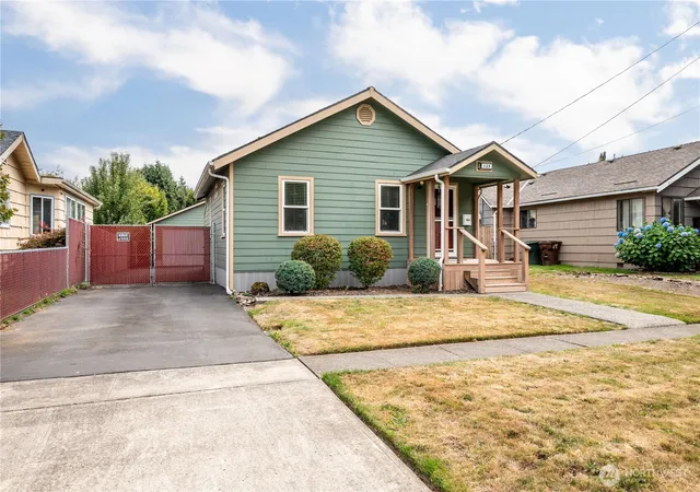 Photo 1 of Single family home for sale at 1128 9th Avenue, Longview, WA 98632 | MLS# NWM2582056 | Listing updated on 2026-09-25