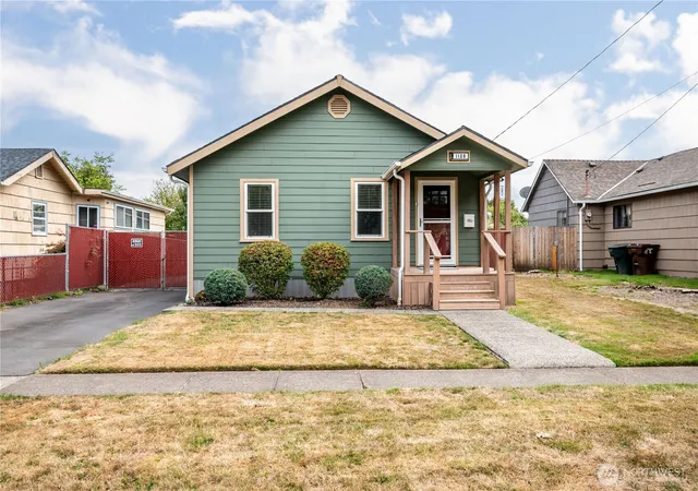 Photo 2 of Single family home for sale at 1128 9th Avenue, Longview, WA 98632 | MLS# NWM2582056 | Listing updated on 2026-09-25
