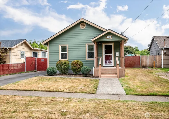 Photo 3 of Single family home for sale at 1128 9th Avenue, Longview, WA 98632 | MLS# NWM2582056 | Listing updated on 2026-09-25