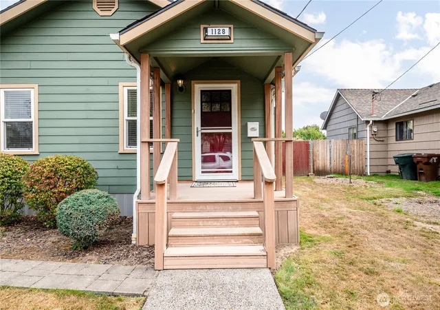 Photo 3 of Single family home for sale at 1128 9th Avenue, Longview, WA 98632 | MLS# NWM2582056 | Listing updated on 2026-09-25