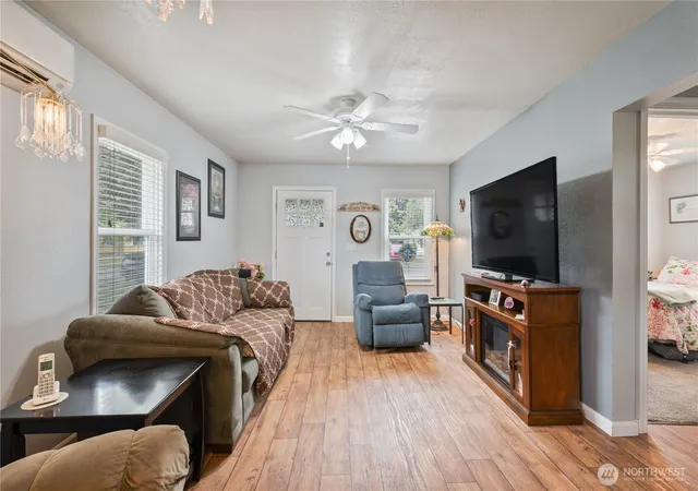 Photo 4 of Single family home for sale at 1128 9th Avenue, Longview, WA 98632 | MLS# NWM2582056 | Listing updated on 2026-09-25