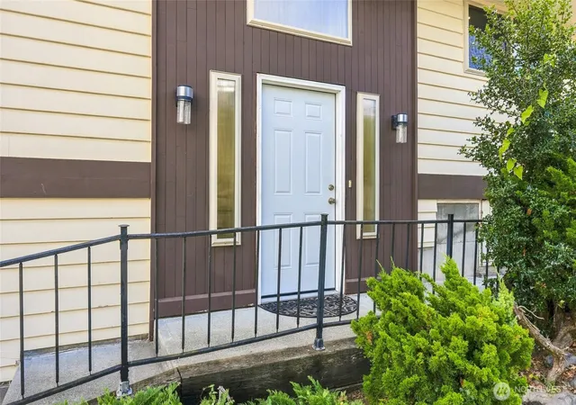 Photo 3 of Single family home for sale at 1462 Se Camano Dr, Camano Island, WA 98282 | MLS# NWM2582066 | Listing updated on 2026-10-01