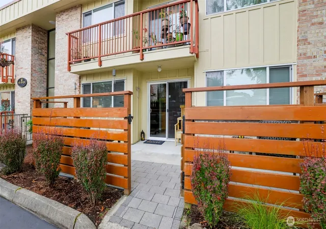 Photo 3 of Sale Pending at 425 45th Street Sw #208, Everett, WA 98203 | MLS# NWM2582122 | Listing updated on 2026-09-27