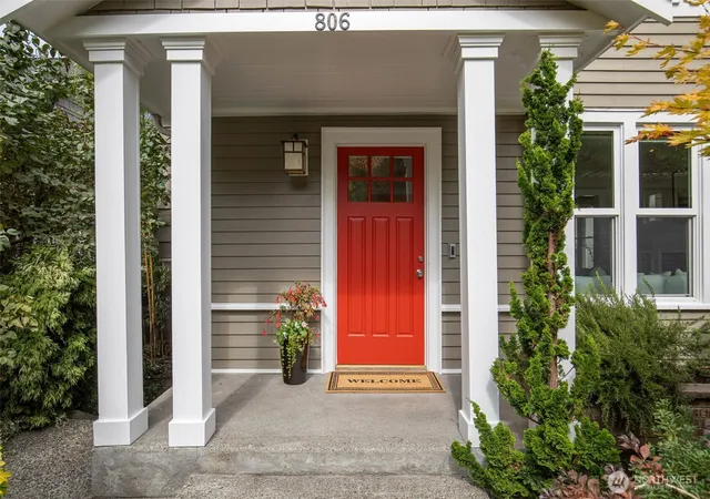 Photo 3 of Sale Pending at 806 W Fulton St, Seattle, WA 98119 | MLS# NWM2582173 | Listing updated on 2026-09-23