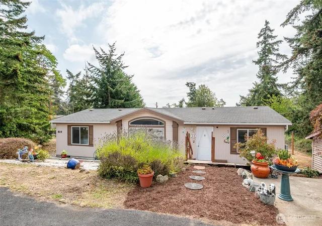 Photo 4 of Manufactured home for sale at 819 Gabrielson Rd, Oak Harbor, WA 98277 | MLS# NWM2582190 | Listing updated on 2026-09-25