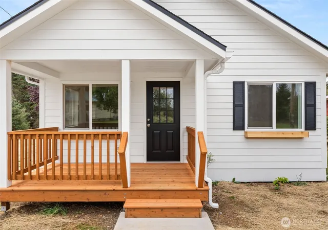 Photo 2 of Sale Pending at 860 Ludington Ave, Raymond, WA 98577 | MLS# NWM2582206 | Listing updated on 2026-09-30