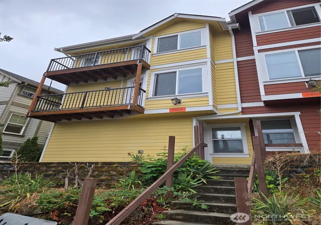 Townhouse for sale at 5802 Roosevelt Way NE, Seattle, WA 98105 | MLS# NWM2582218