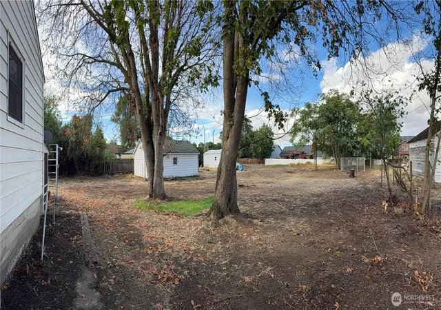 Photo 2 of Single family home for sale at 40 Nw B St, College Place, WA 99324 | MLS# NWM2582250 | Listing updated on 2026-09-26