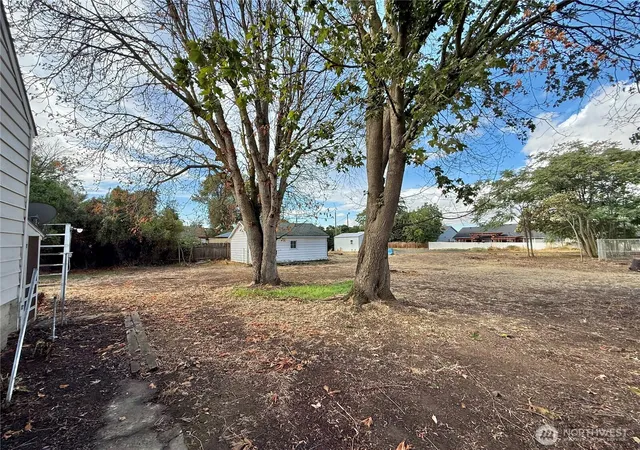 Photo 3 of Single family home for sale at 40 Nw B St, College Place, WA 99324 | MLS# NWM2582250 | Listing updated on 2026-09-26