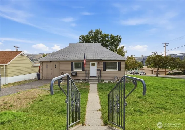 Single family home for sale at 203 Ferry St, Coulee Dam, WA 99116 | MLS# NWM2582251