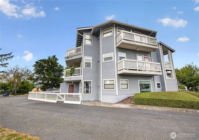 Condo for sale at 651 SE Bayshore Dr #A101, Oak Harbor, WA 98277 | MLS# NWM2582291