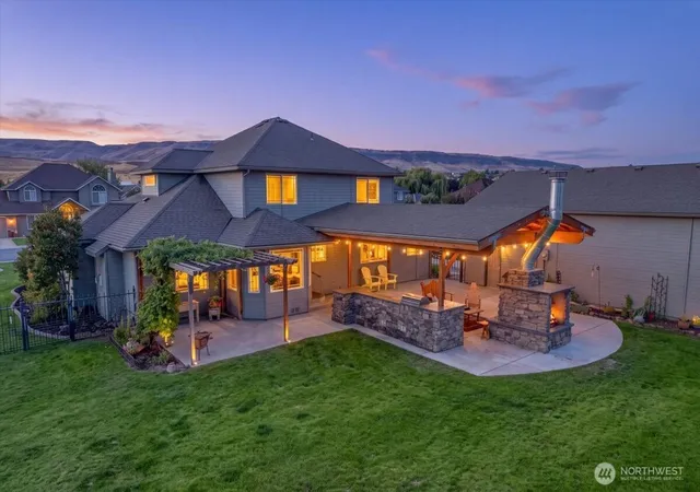Photo 1 of Single family home for sale at 2289 Fancher Hts Blvd, East Wenatchee, WA 98802 | MLS# NWM2582306 | Listing updated on 2026-09-23