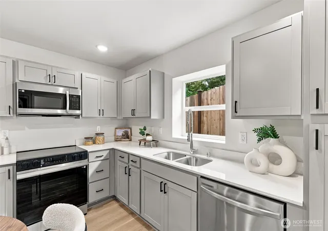 Photo 4 of Sale Pending at 10514 9th Avenue NE, Seattle, WA 98125 | MLS# NWM2582328 | Listing updated on 2026-09-22
