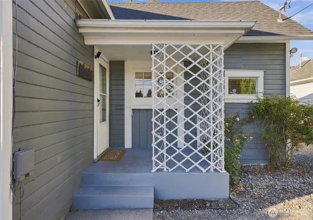 Photo 2 of Single family home for sale at 311 2nd Avenue Ne, Puyallup, WA 98372 | MLS# NWM2582342 | Listing updated on 2026-09-26