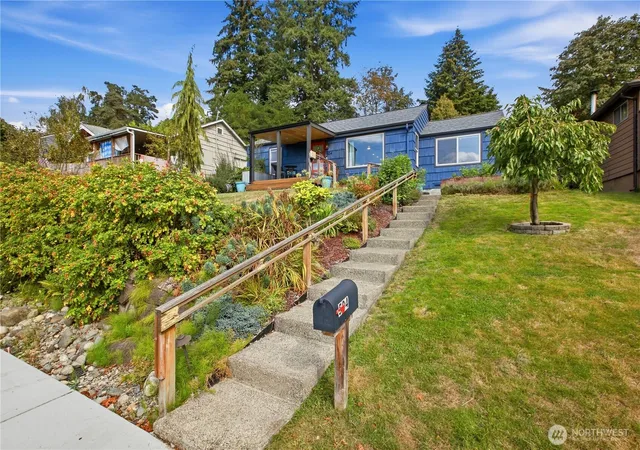 Photo 3 of Single family home for sale at 504 Windsor Park Ne, Renton, WA 98056 | MLS# NWM2582350 | Listing updated on 2026-10-03