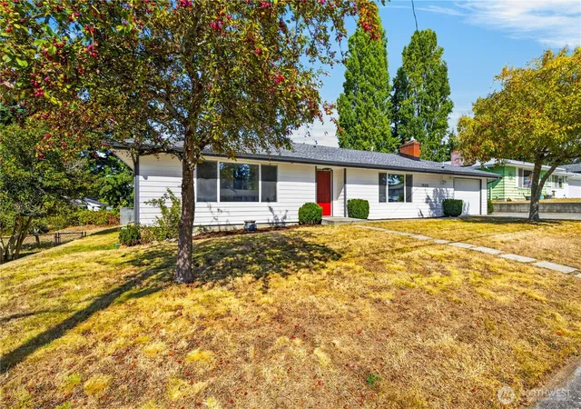 Photo 2 of Single family home for sale at 1550 Ne 8th Avenue, Oak Harbor, WA 98277 | MLS# NWM2582353 | Listing updated on 2026-09-29