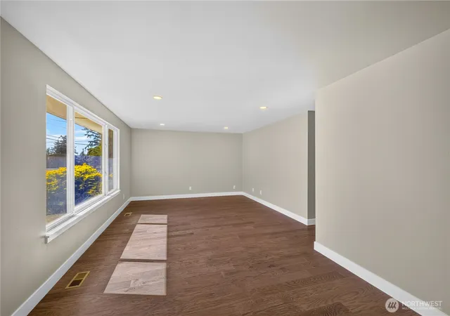 Photo 3 of Single family home for sale at 1550 Ne 8th Avenue, Oak Harbor, WA 98277 | MLS# NWM2582353 | Listing updated on 2026-09-29
