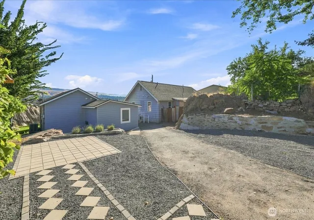 Photo 3 of Sale Pending at 540 S Chelan Ave, Wenatchee, WA 98801 | MLS# NWM2582407 | Listing updated on 2026-09-26