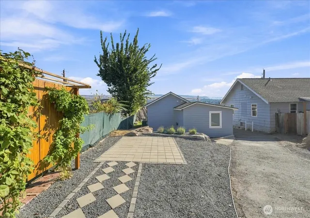 Photo 3 of Sale Pending at 540 S Chelan Ave, Wenatchee, WA 98801 | MLS# NWM2582407 | Listing updated on 2026-09-26