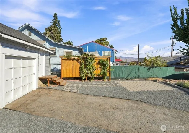Photo 4 of Sale Pending at 540 S Chelan Ave, Wenatchee, WA 98801 | MLS# NWM2582407 | Listing updated on 2026-09-26