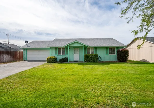 Photo 1 of Single family home for sale at 1204 E Hayden Dr, Moses Lake, WA 98837 | MLS# NWM2582413 | Listing updated on 2026-09-28