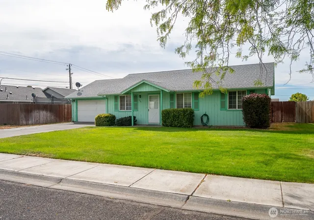 Photo 2 of Single family home for sale at 1204 E Hayden Dr, Moses Lake, WA 98837 | MLS# NWM2582413 | Listing updated on 2026-09-28