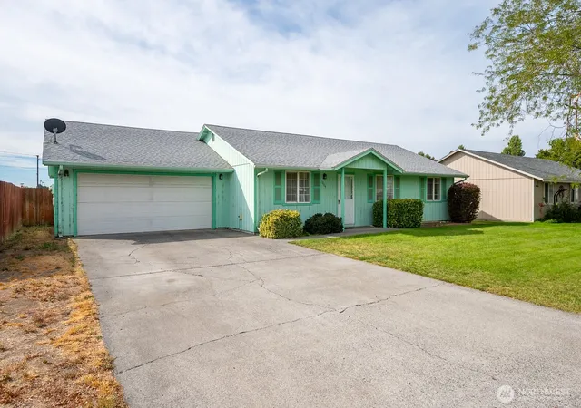 Photo 3 of Single family home for sale at 1204 E Hayden Dr, Moses Lake, WA 98837 | MLS# NWM2582413 | Listing updated on 2026-09-28