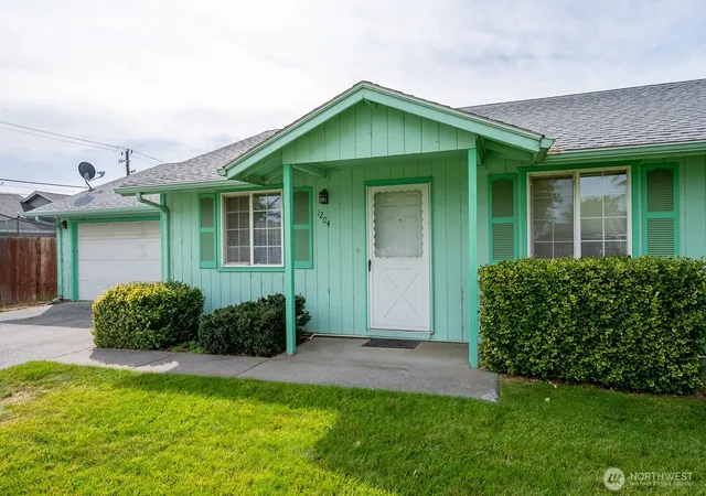 Photo 3 of Single family home for sale at 1204 E Hayden Dr, Moses Lake, WA 98837 | MLS# NWM2582413 | Listing updated on 2026-09-28