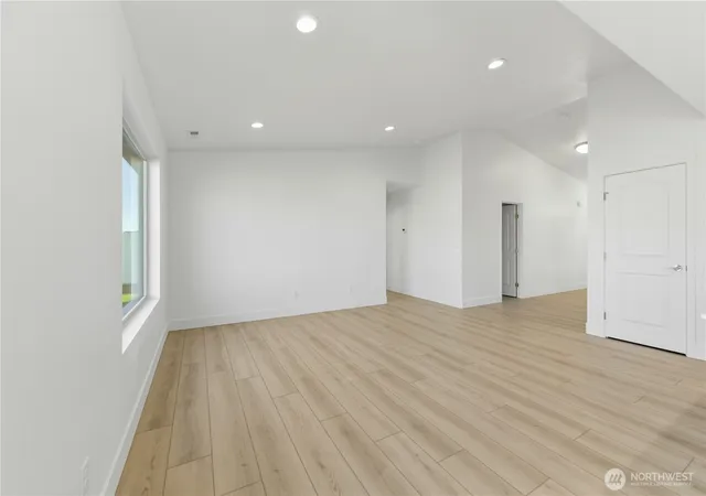 Photo 2 of Single family home for sale at 321 N Lessor Loop, Moses Lake, WA 98837 | MLS# NWM2582419 | Listing updated on 2026-09-27
