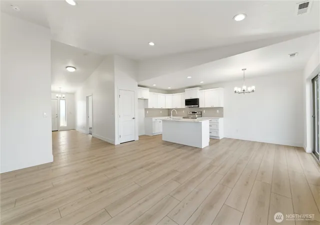 Photo 3 of Single family home for sale at 321 N Lessor Loop, Moses Lake, WA 98837 | MLS# NWM2582419 | Listing updated on 2026-09-27