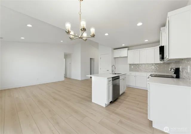 Photo 4 of Single family home for sale at 321 N Lessor Loop, Moses Lake, WA 98837 | MLS# NWM2582419 | Listing updated on 2026-09-27