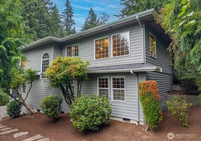 Photo 2 of Single family home for sale at 4901 Fowler Ave, Everett, WA 98203 | MLS# NWM2582432 | Listing updated on 2026-09-30