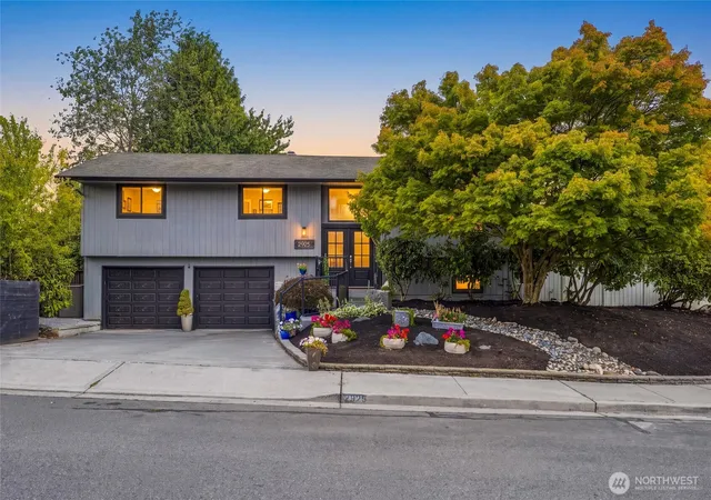 Photo 2 of Pending - Backup Offer Requested at 2925 Panaview Blvd, Everett, WA 98203 | MLS# NWM2582471 | Listing updated on 2026-09-30