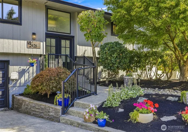 Photo 3 of Single family home for sale at 2925 Panaview Blvd, Everett, WA 98203 | MLS# NWM2582471 | Listing updated on 2026-09-30