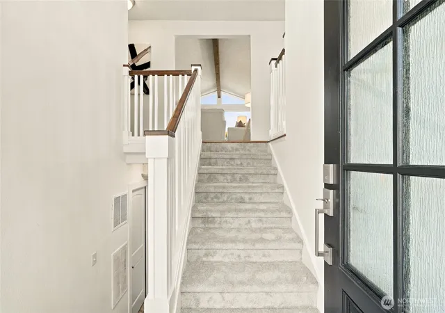 Photo 4 of Single family home for sale at 2925 Panaview Blvd, Everett, WA 98203 | MLS# NWM2582471 | Listing updated on 2026-09-30