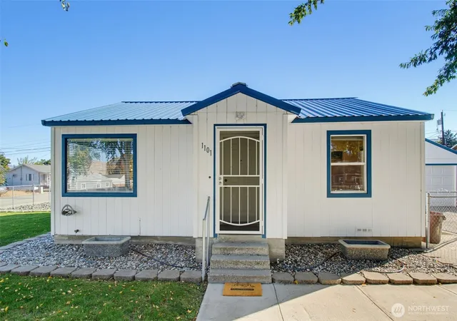 Photo 3 of Sale Pending at 1101 8th Street, Wenatchee, WA 98801 | MLS# NWM2582510 | Listing updated on 2026-09-25