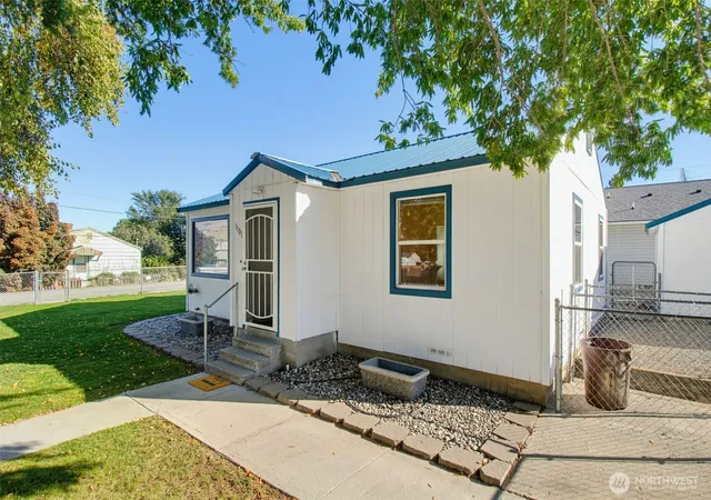 Photo 4 of Sale Pending at 1101 8th Street, Wenatchee, WA 98801 | MLS# NWM2582510 | Listing updated on 2026-09-25