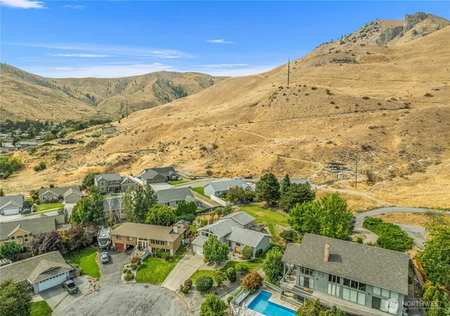 Photo 1 of Single family home for sale at 1920 Emerald Pl, Wenatchee, WA 98801 | MLS# NWM2582531 | Listing updated on 2026-09-29