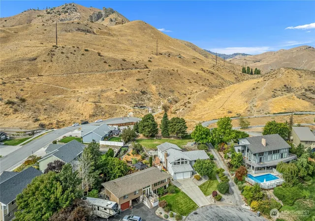 Photo 2 of Single family home for sale at 1920 Emerald Pl, Wenatchee, WA 98801 | MLS# NWM2582531 | Listing updated on 2026-09-29