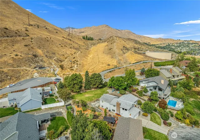 Photo 3 of Single family home for sale at 1920 Emerald Pl, Wenatchee, WA 98801 | MLS# NWM2582531 | Listing updated on 2026-09-29