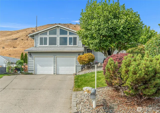 Photo 3 of Single family home for sale at 1920 Emerald Pl, Wenatchee, WA 98801 | MLS# NWM2582531 | Listing updated on 2026-09-29