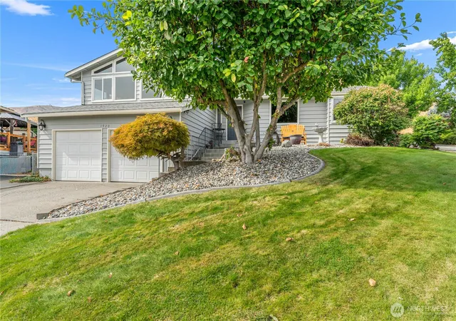 Photo 4 of Single family home for sale at 1920 Emerald Pl, Wenatchee, WA 98801 | MLS# NWM2582531 | Listing updated on 2026-09-29