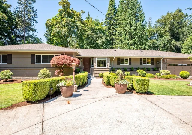 Photo 3 of Single family home for sale at 2927 Madrona Dr, Longview, WA 98632 | MLS# NWM2582550 | Listing updated on 2026-09-28