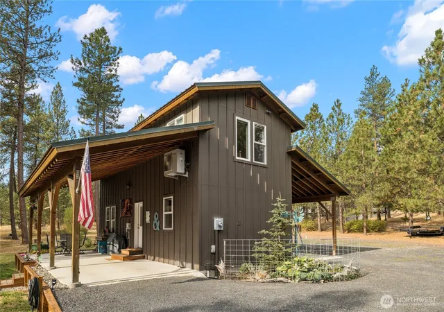 Photo 3 of Single family home for sale at 820 Loping Ln, Cle Elum, WA 98922 | MLS# NWM2582553 | Listing updated on 2026-09-25