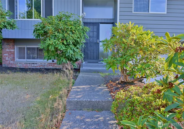 Photo 2 of Single family home for sale at 1012 E Laurel St, Kent, WA 98030 | MLS# NWM2582563 | Listing updated on 2026-09-29